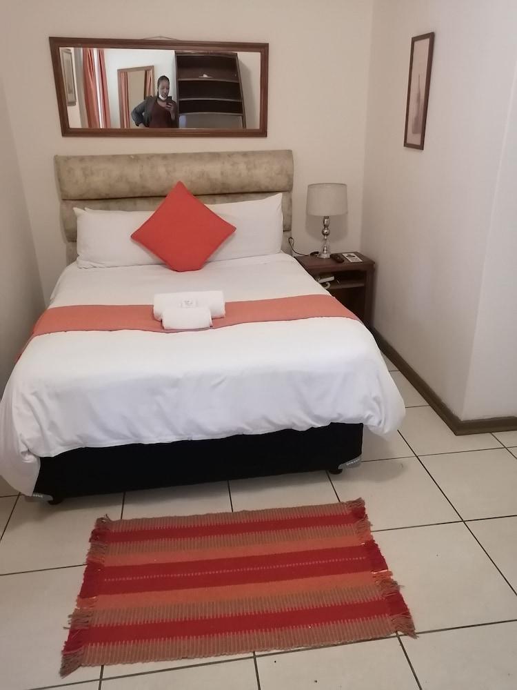 Dove'S Nest Guest House Kempton Park Esterno foto