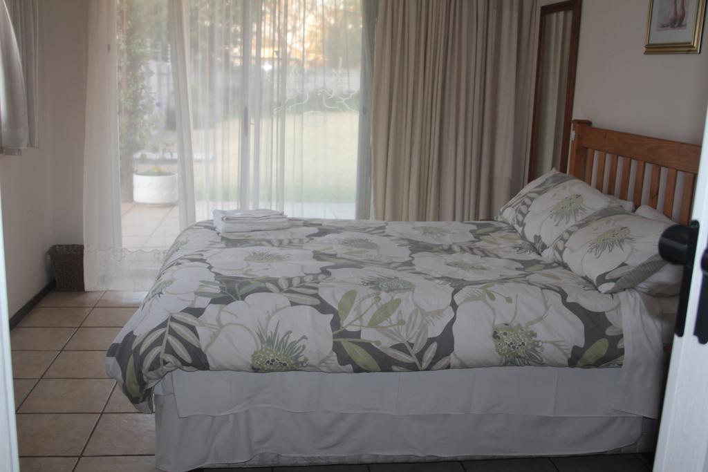 Dove'S Nest Guest House Kempton Park Esterno foto